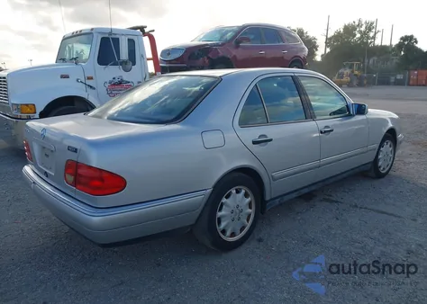 1997 Mercedes-Benz E 320 z USA, uszkodzony, nr VIN WDBJF55F2VJ028315